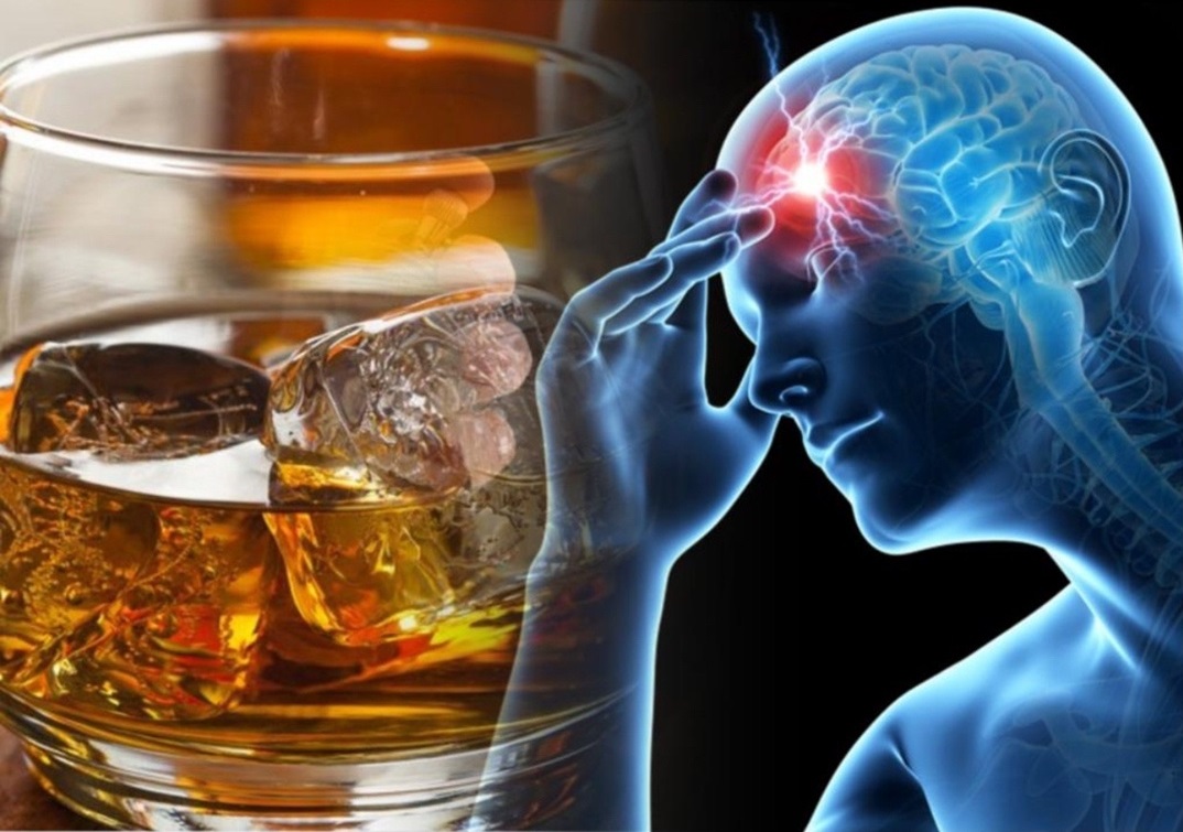 Стакан с алкоголем и льдом. И головная боль у человека